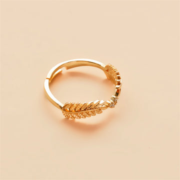 R622 - Elegant Feather Ring